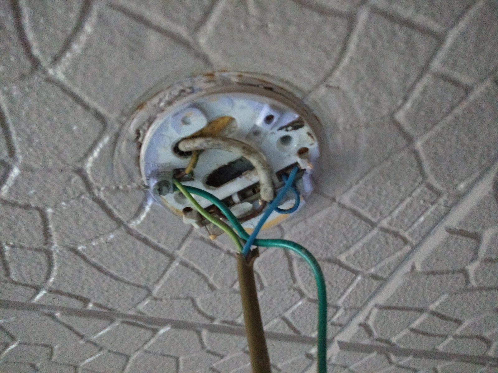 Is this ceiling light normal? Want to put new ceiling rose in DIYnot