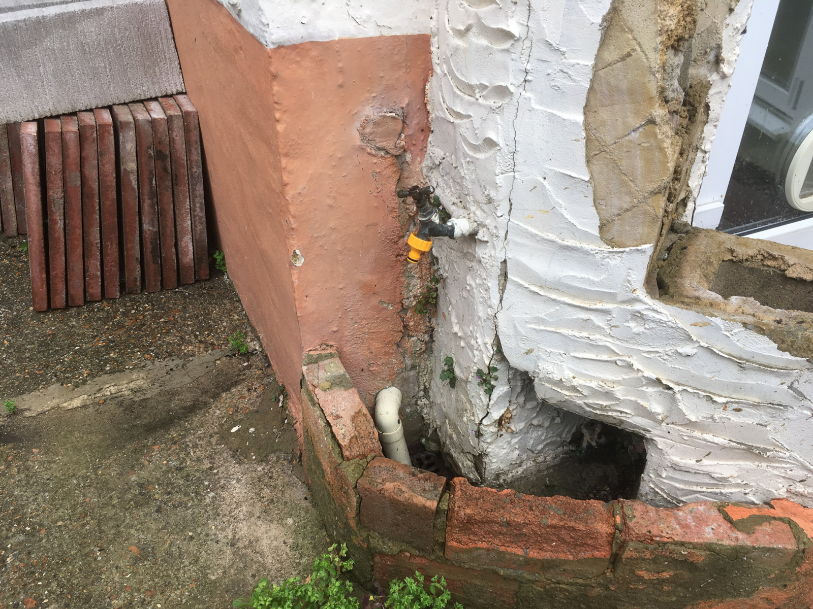Installing a trapped gully with channel drainage (ACO hexdrain