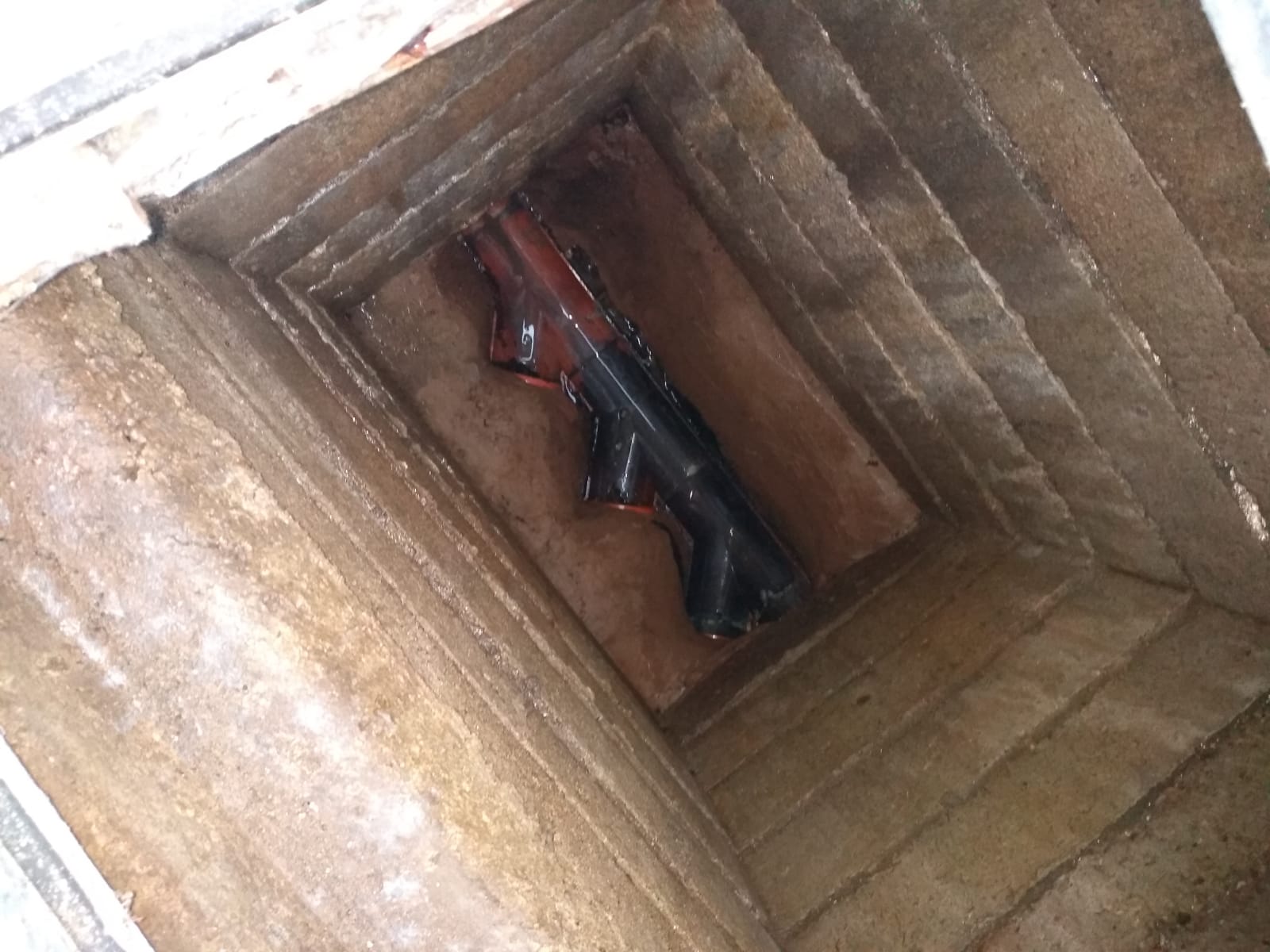 downstairs loo blockage, lifting indoor airtight manhole cover DIYnot