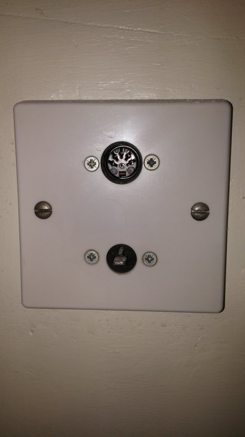 Can anyone identify these sockets? DIYnot Forums