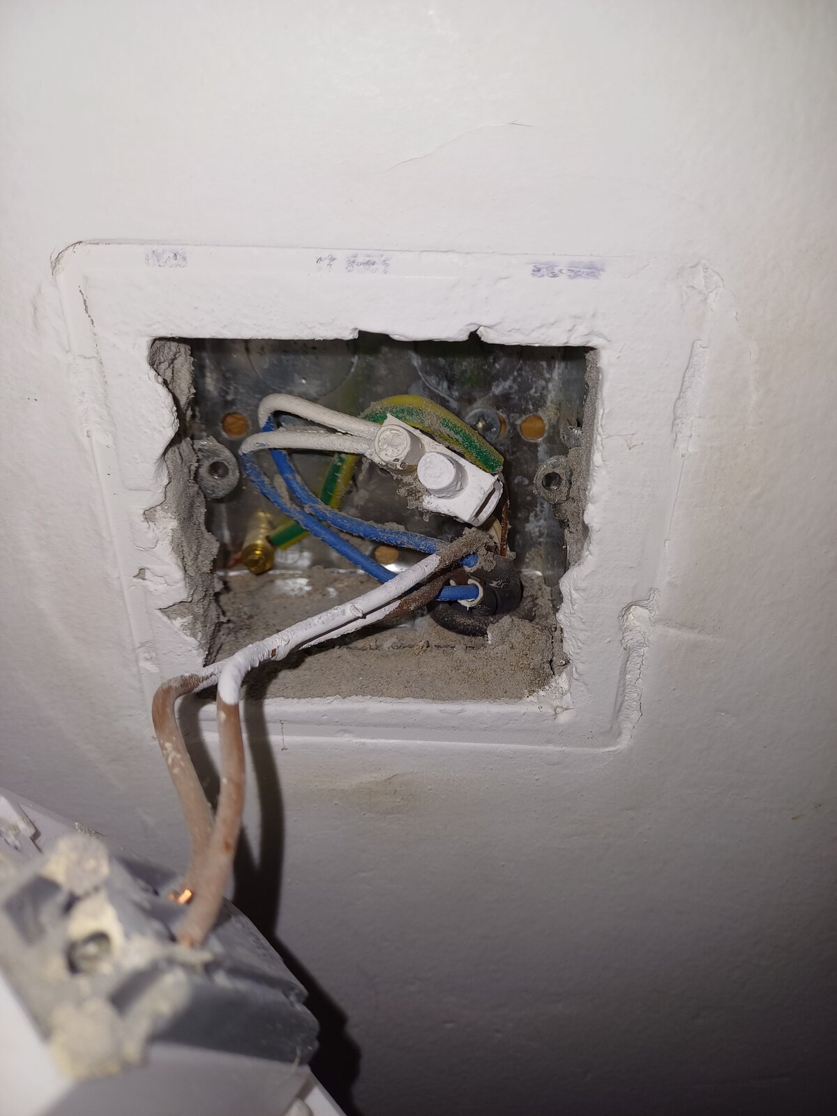 Lights wired to socket | DIYnot Forums