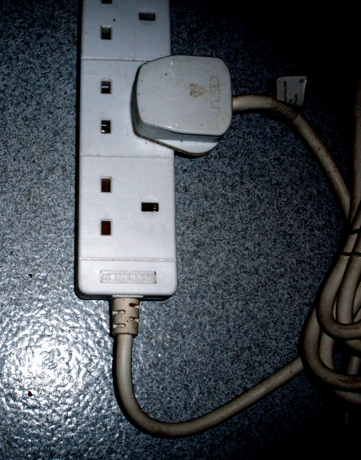 Plugging plug in backwards in a trailing socket. DIYnot Forums