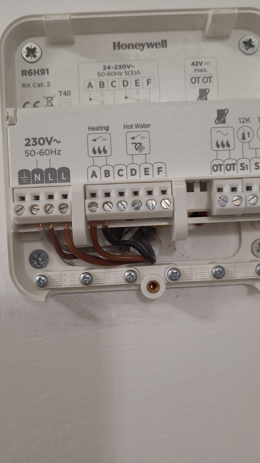 Honeywell T6R wiring for hotwater control via app | DIYnot Forums