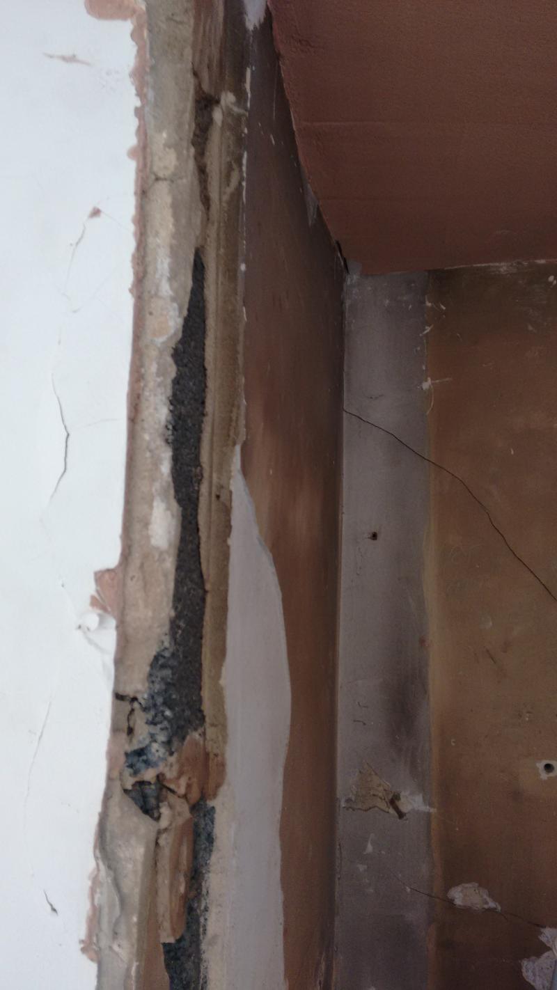 How hard to remove tightly bonded plaster from wall? (pics) DIYnot Forums