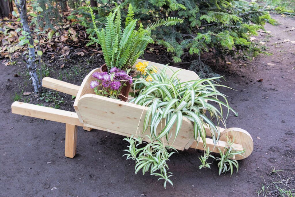 15 Wooden Wheelbarrow Planter Ideas DIY to Make