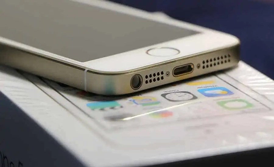 Can You Plug a Microphone into the Headphone Jack of an iPhone? DIY