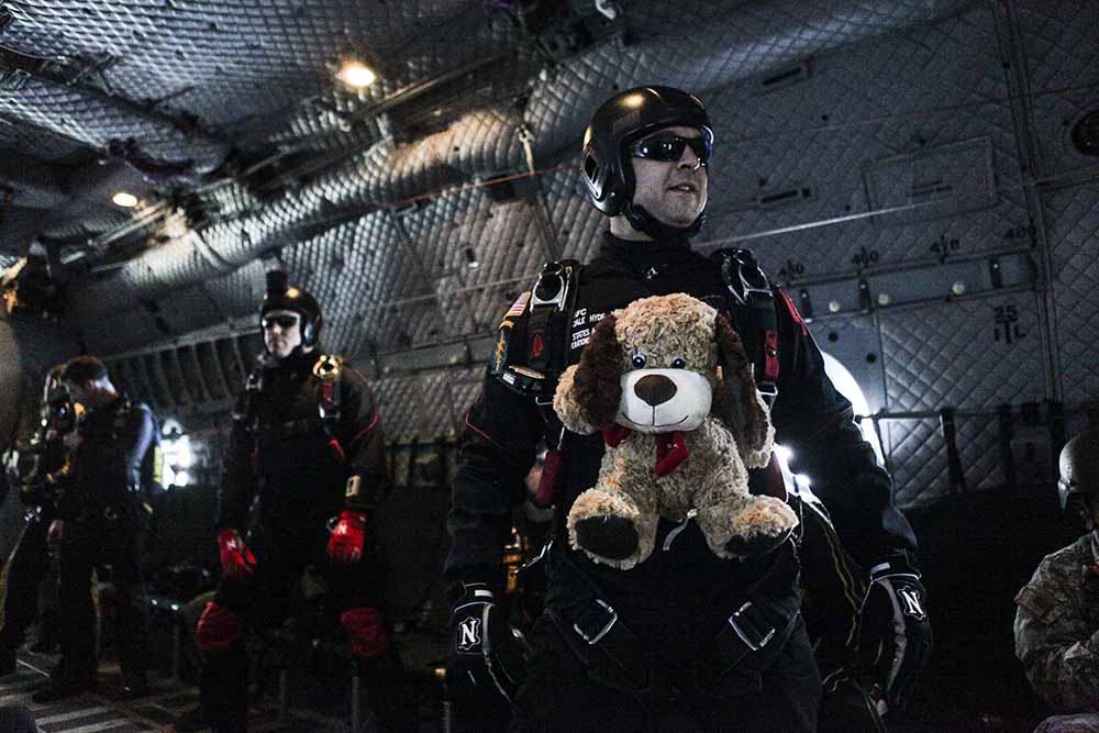 Alumnus makes final parachute jump in 75th anniversary