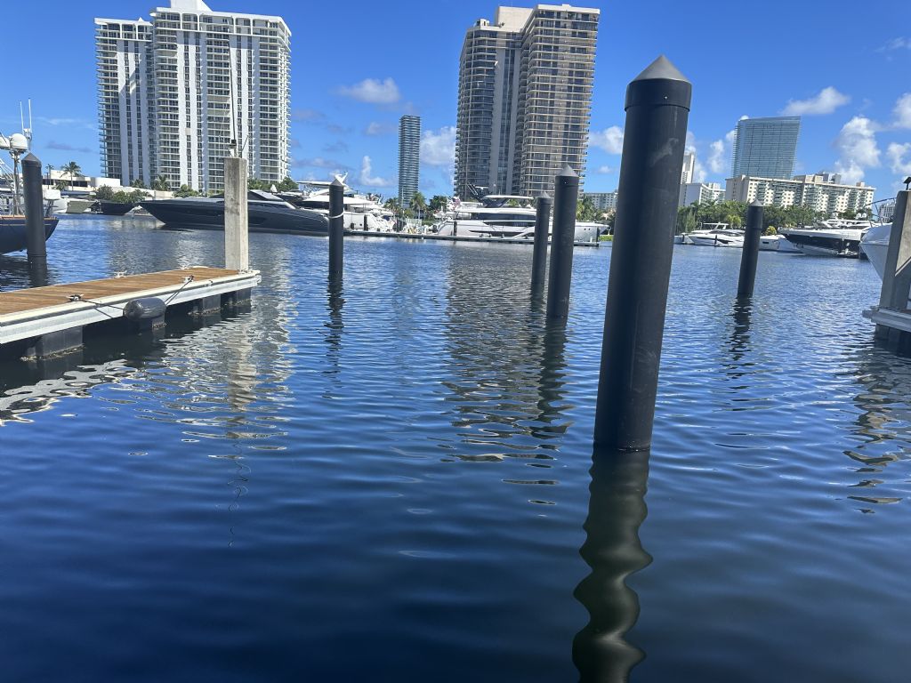 Boat Dock For Rent in Aventura, Florida 20596