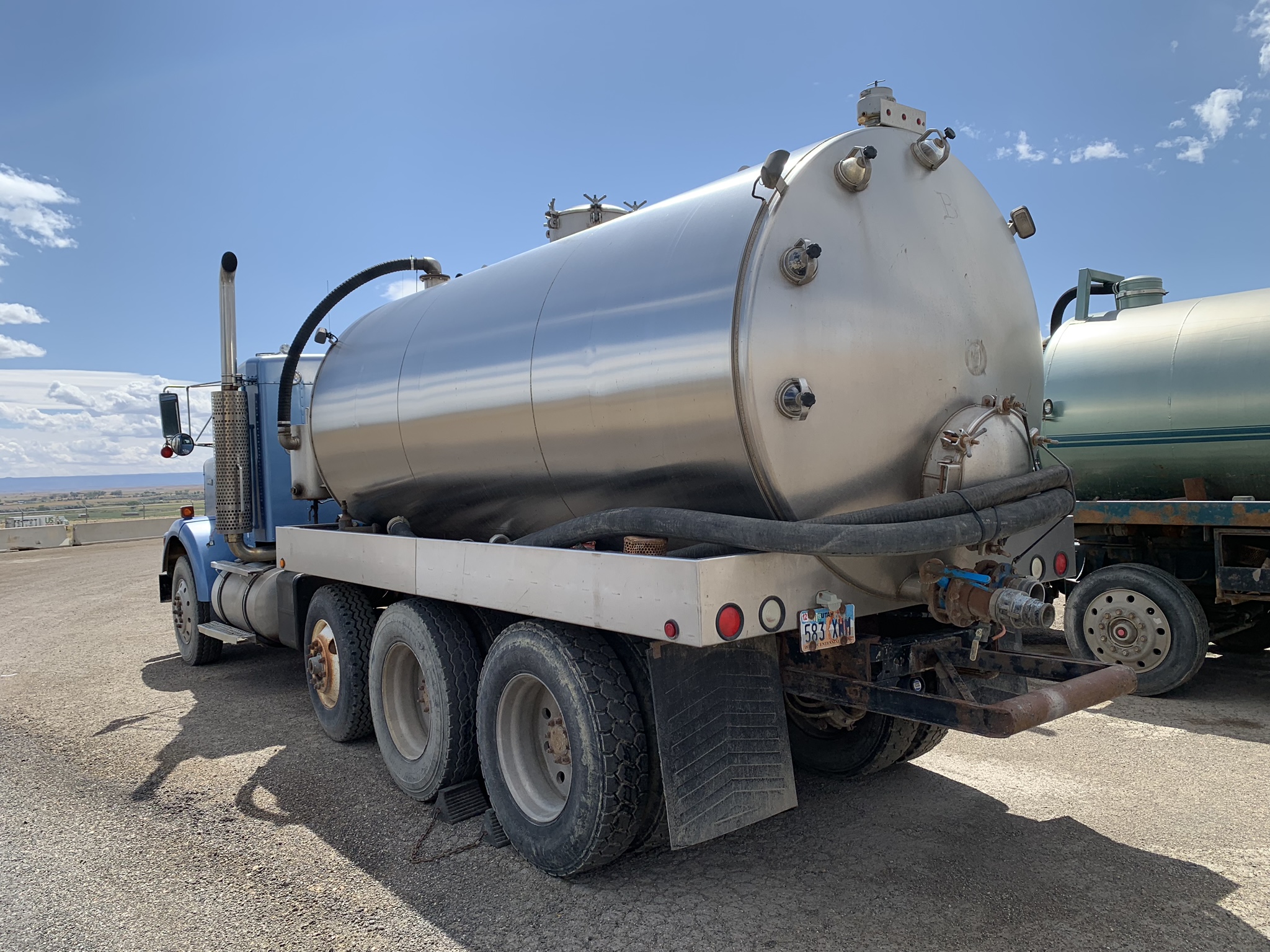 W900 STAINLESS STEEL 4000 GALLON WATER VAC TRUCK Dogface Heavy