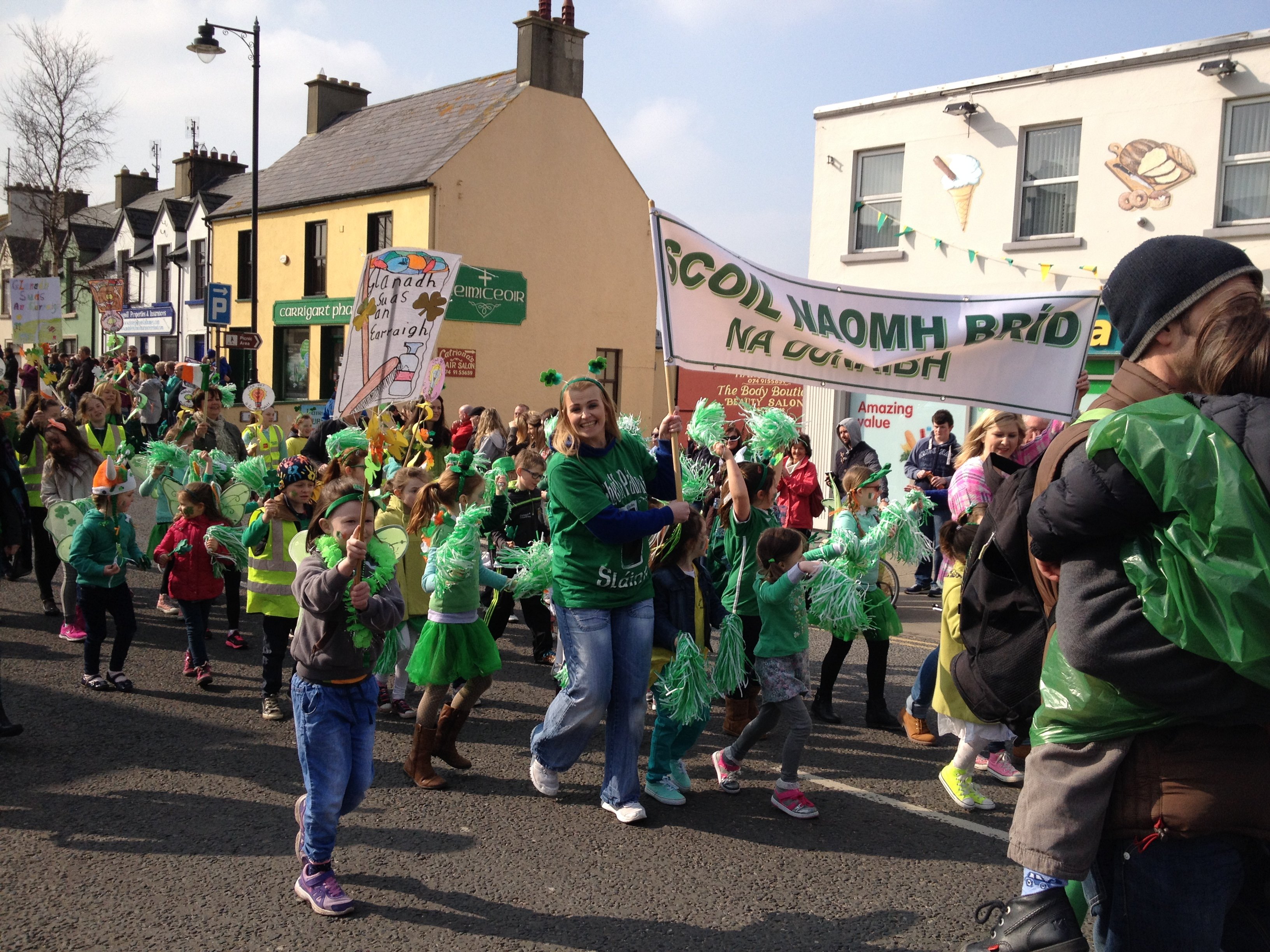 PICTURE SPECIAL HUGE CROWDS ENJOYING ST PATRICK’S DAY PARADES ALL