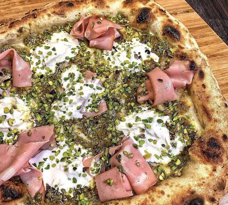 Pizza con Pesto, mortadella, stracciatella e granella di Pistacchio