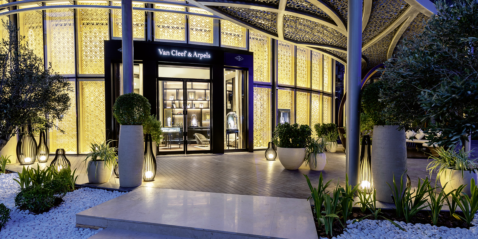 JEWELS NEWS Van Cleef & Arpels debuts at Dubai Opera Luxury Travel