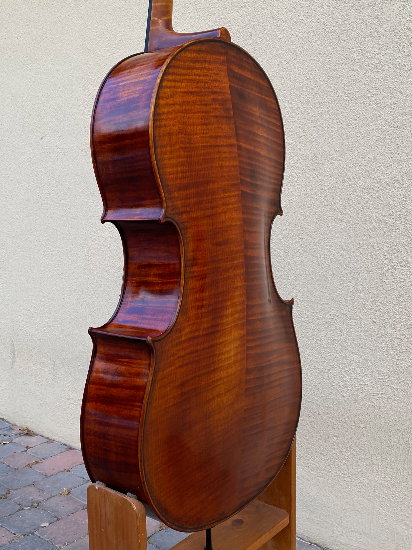 Double bass making and restoration by Sergio Scaramelli in Ferrara