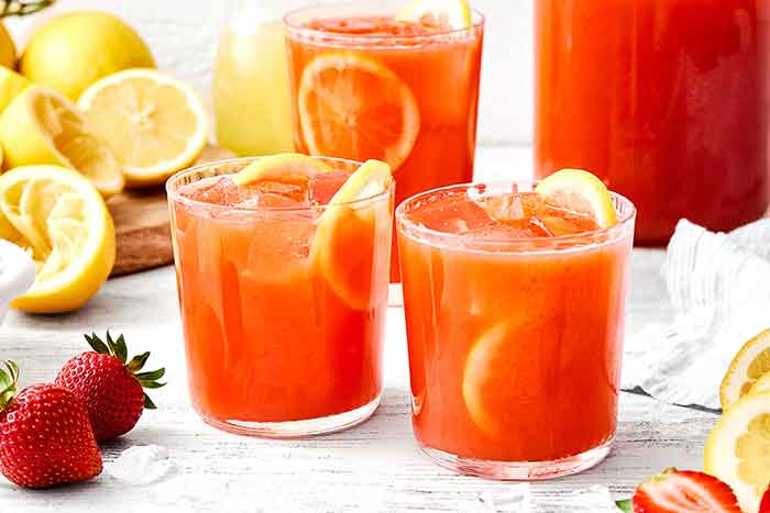 How to make strawberry lemonade.