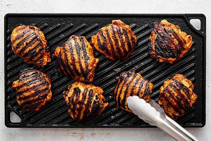 Grilling pollo asado.