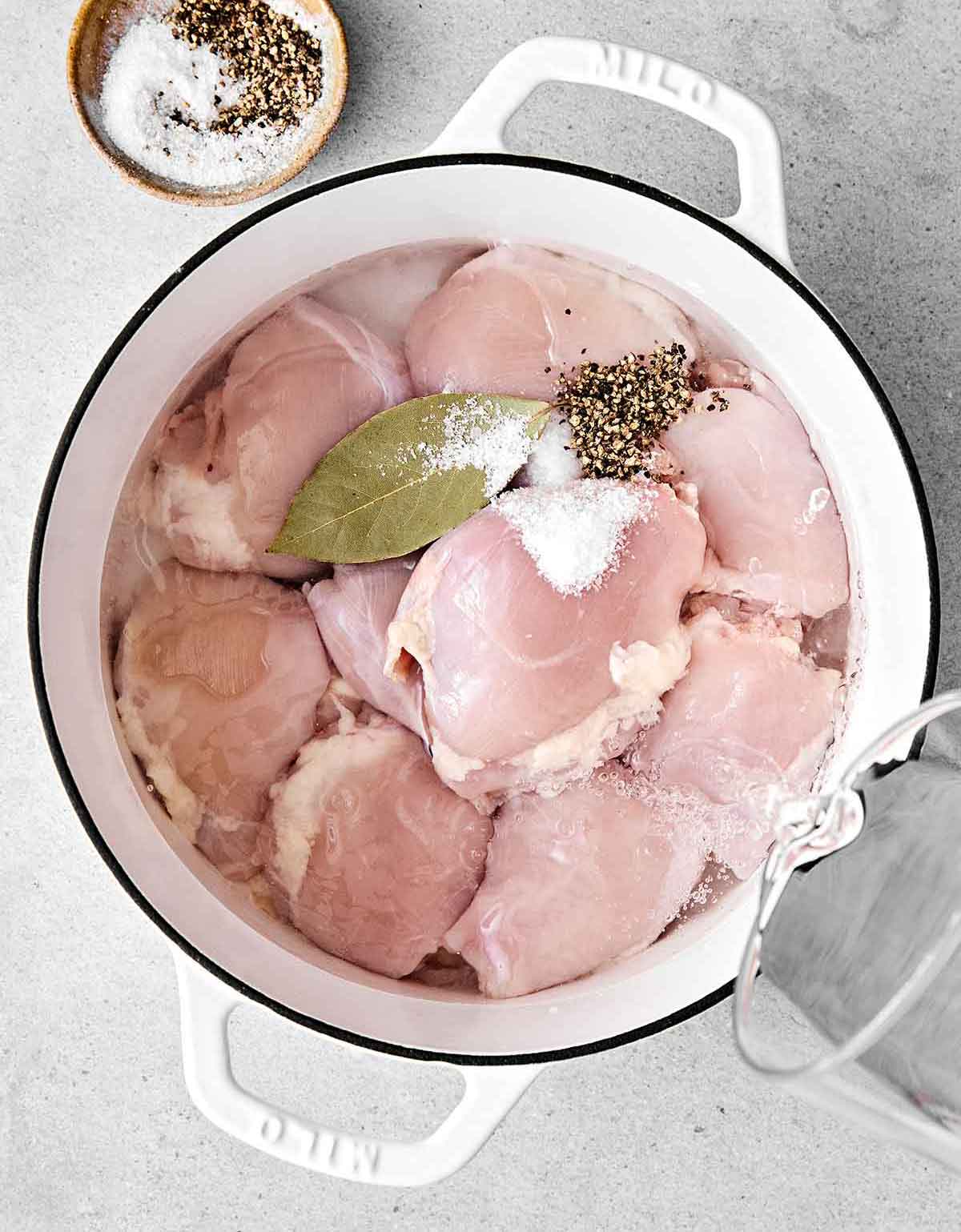 Boiling chicken in a pot for chicken tinga.