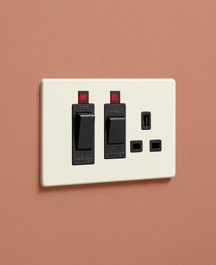 Cream Cooker Switch & Socket Dowsing & Reynolds