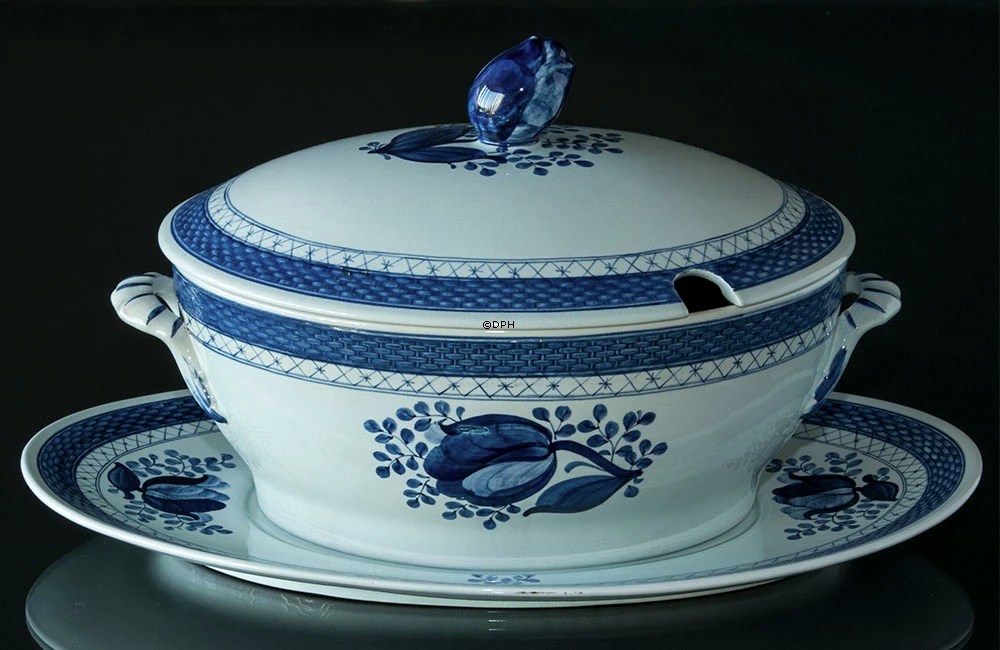 Royal Copenhagen/Aluminia Tranquebar, blue, Tureen on dish No. 11920f DPH Trading