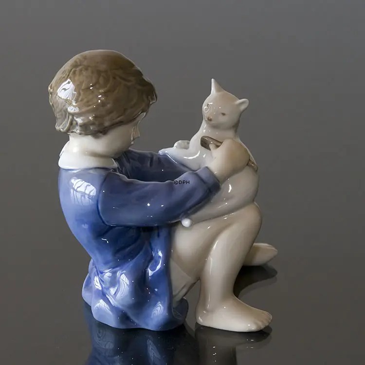 Girl with Cat, Royal Copenhagen cat figurine No. r4631 DPH Trading