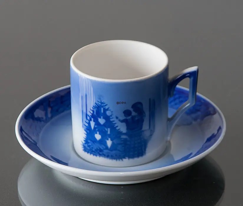 2024 Royal Copenhagen Christmas Dropshipping 1981 Royal Copenhagen Christmas Cup, Admiring the Christmas Tree Year