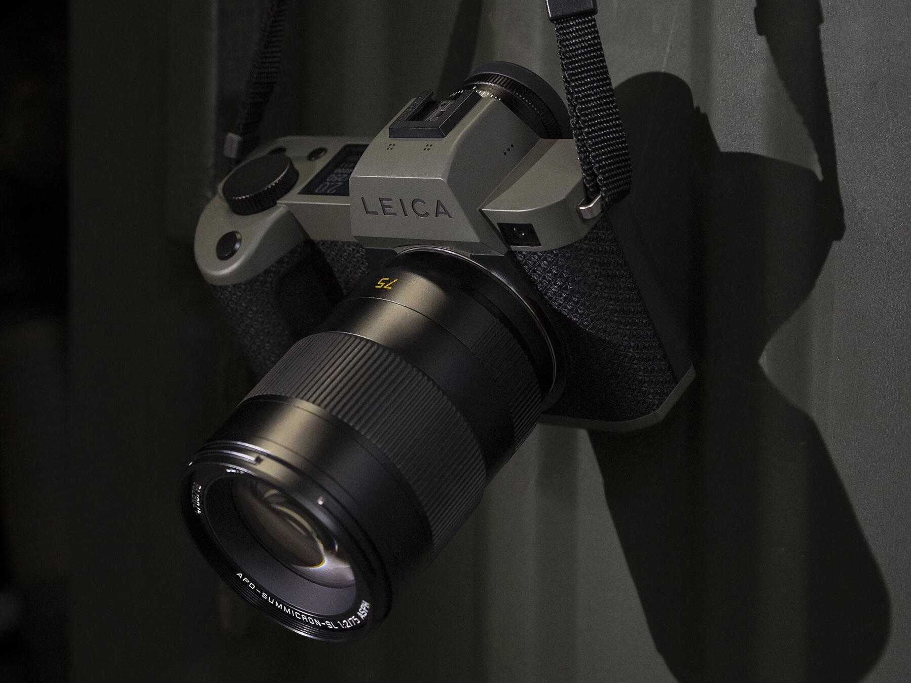 Leica releases SL2S ‘Reporter’ edition in dark green with an aramid
