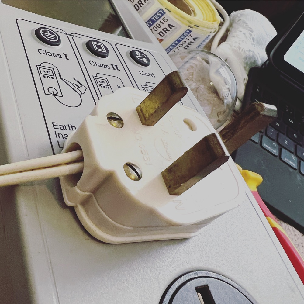 Plugs without sleeved pins were made before 1984.