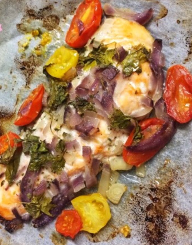 SALMON AL PAPILLOTE CON CEBOLLA MORADA Y CILANTRO Dr. Breitfeld