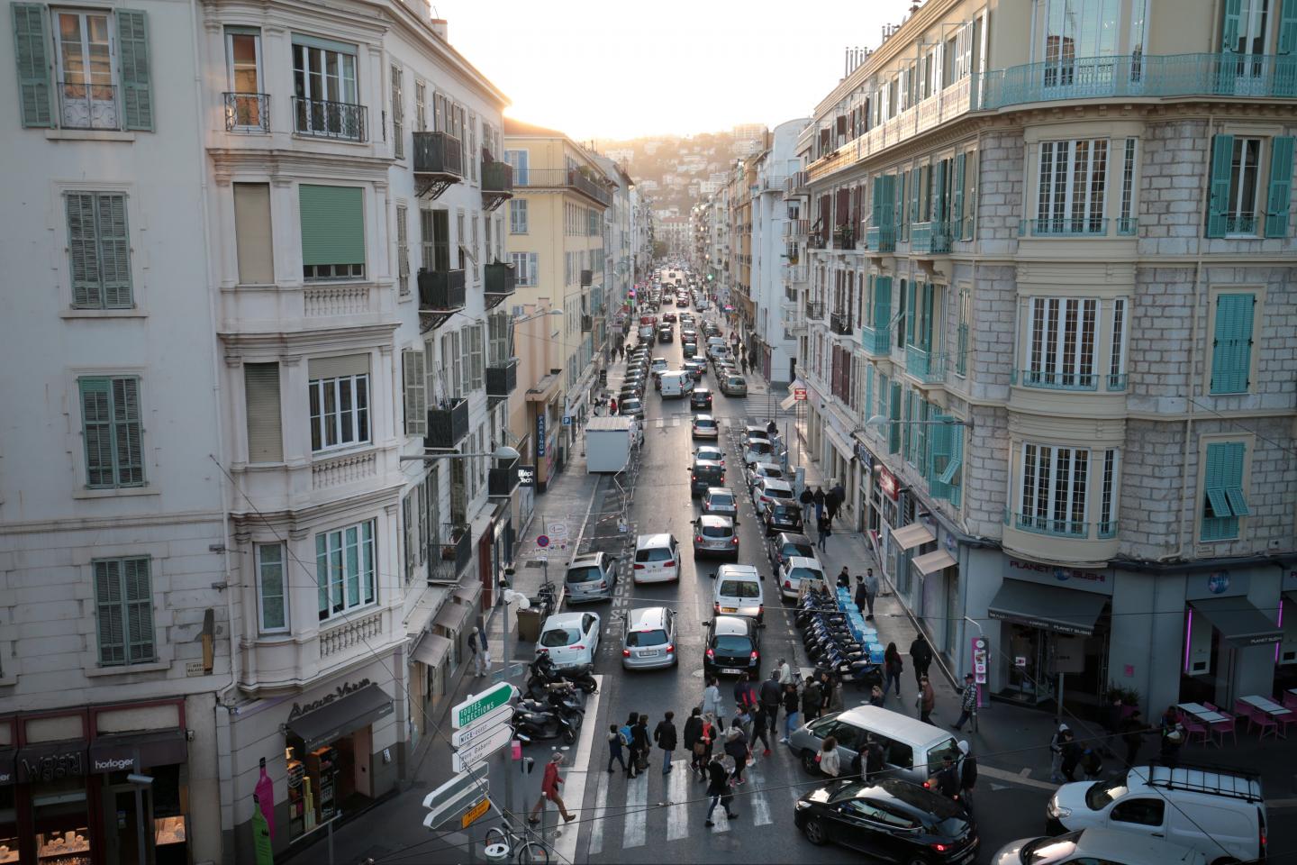Clémence pour l’énigmatique homme armé arrêté dans la rue à Nice