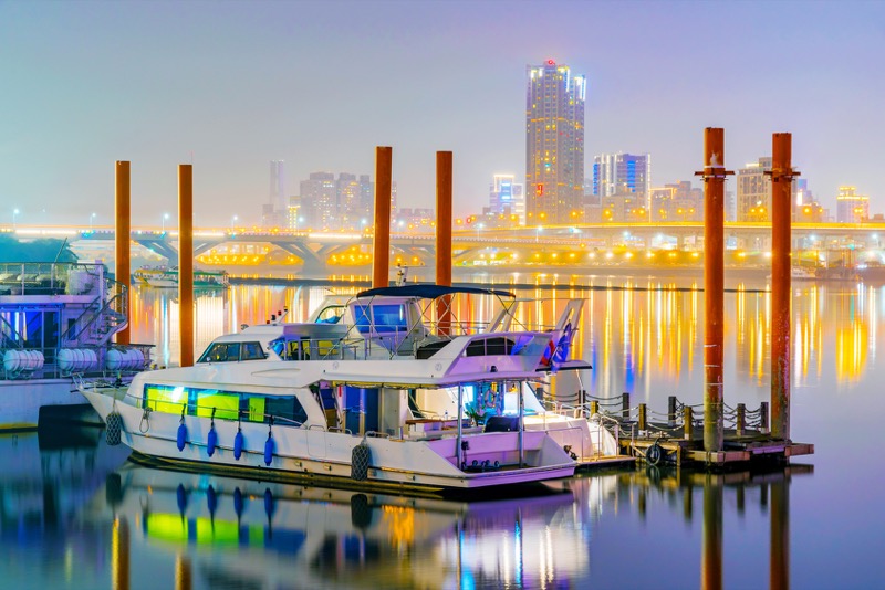 Custom Boat Lighting Adds Convenience and Style