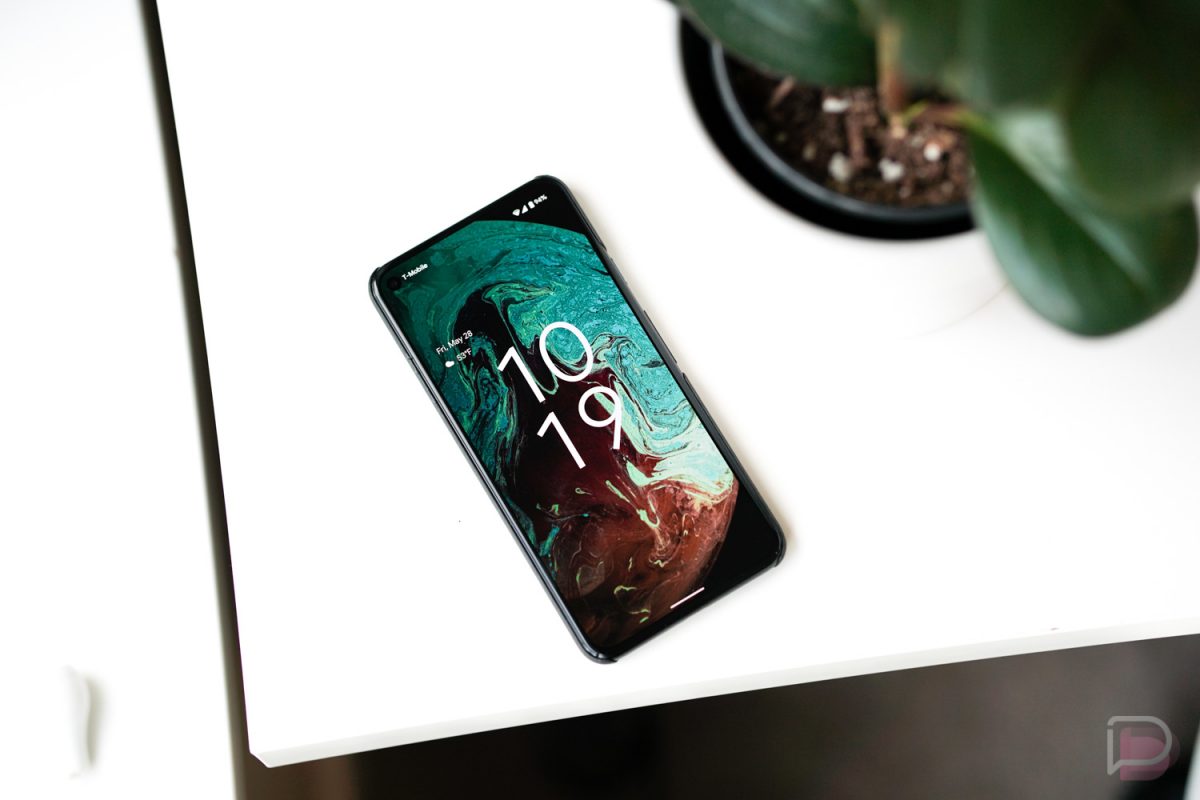 Android 12's Big Lock Screen Clock is My Favorite New Thing