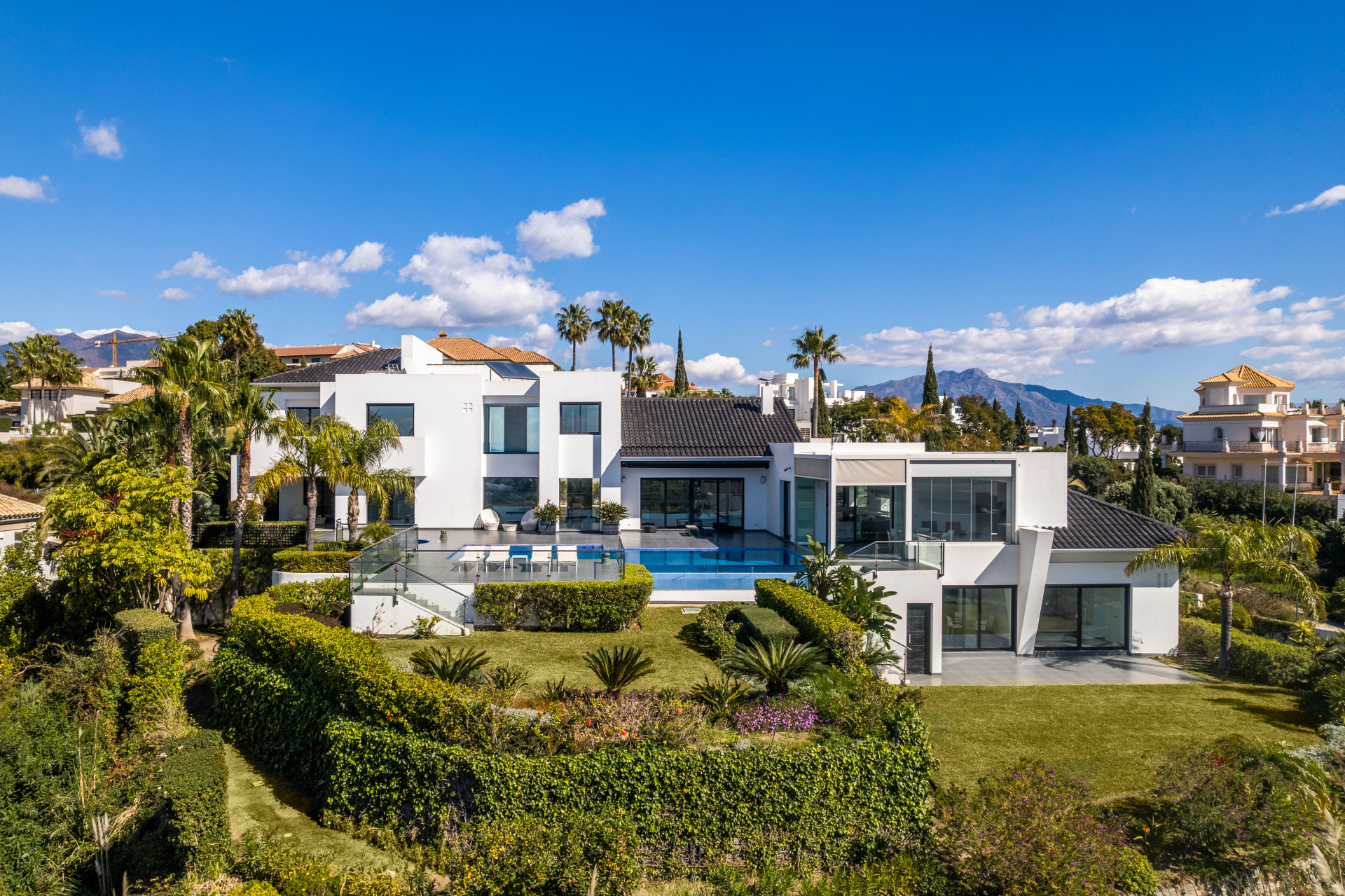 Inside a €4.450.000 Stunning Modern House with Ocean views in Los