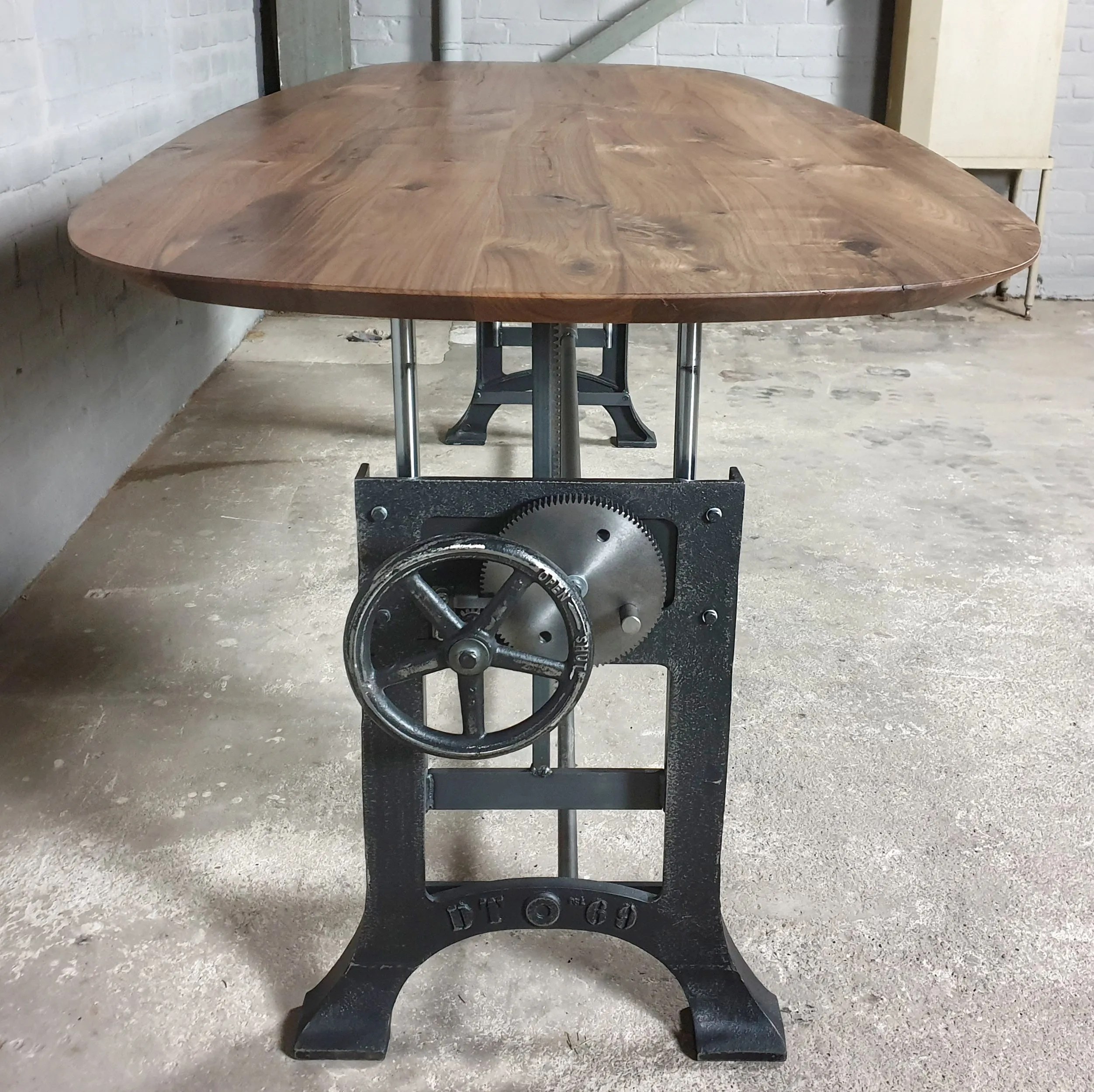Adjustable in height crank table with an oval American