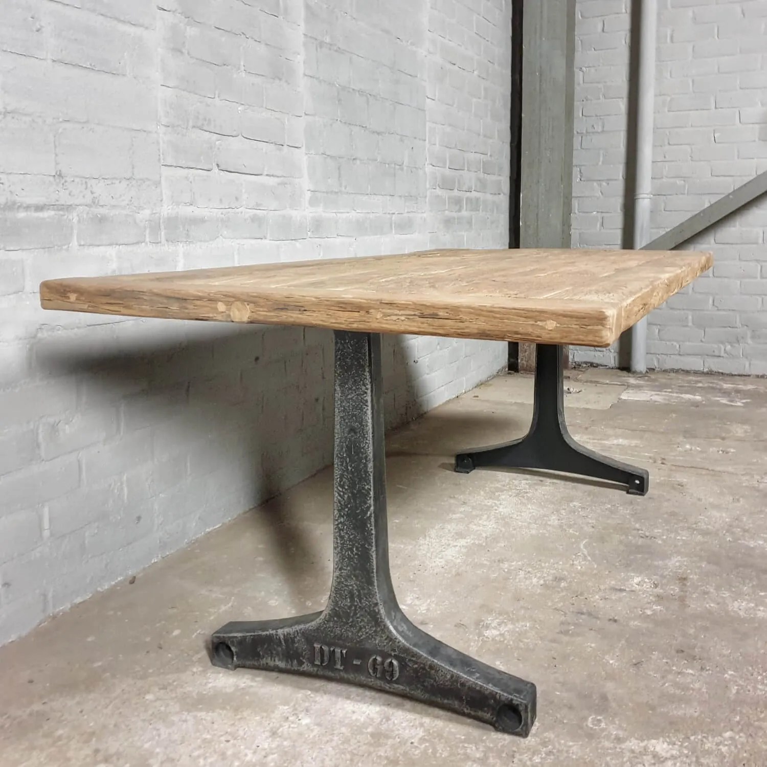 Industrial dining table cast iron legs 5cm sunburned Industrial dining table cast iron legs 5cm sunburned