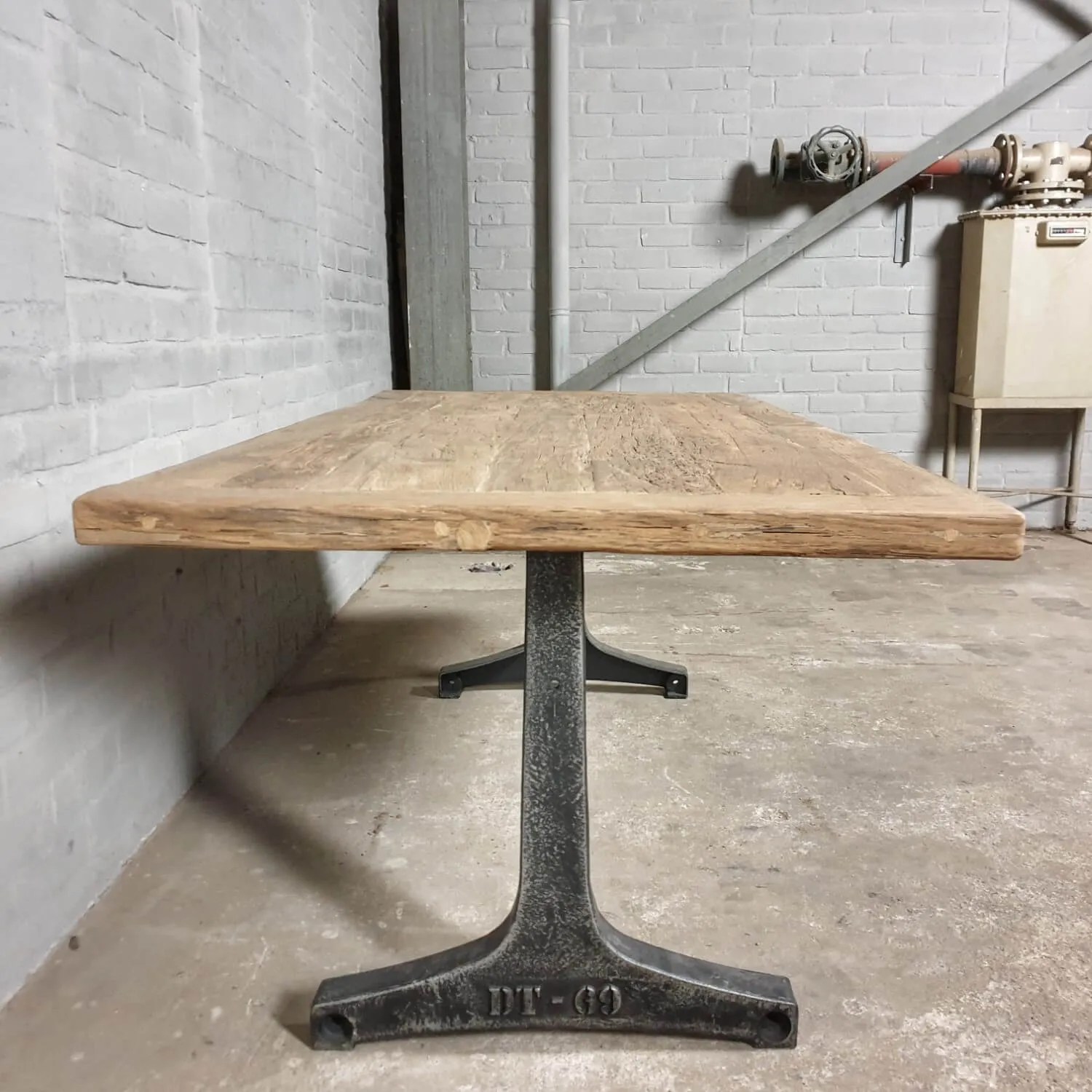 Industrial dining table cast iron legs 5cm sunburned reclaimed oak