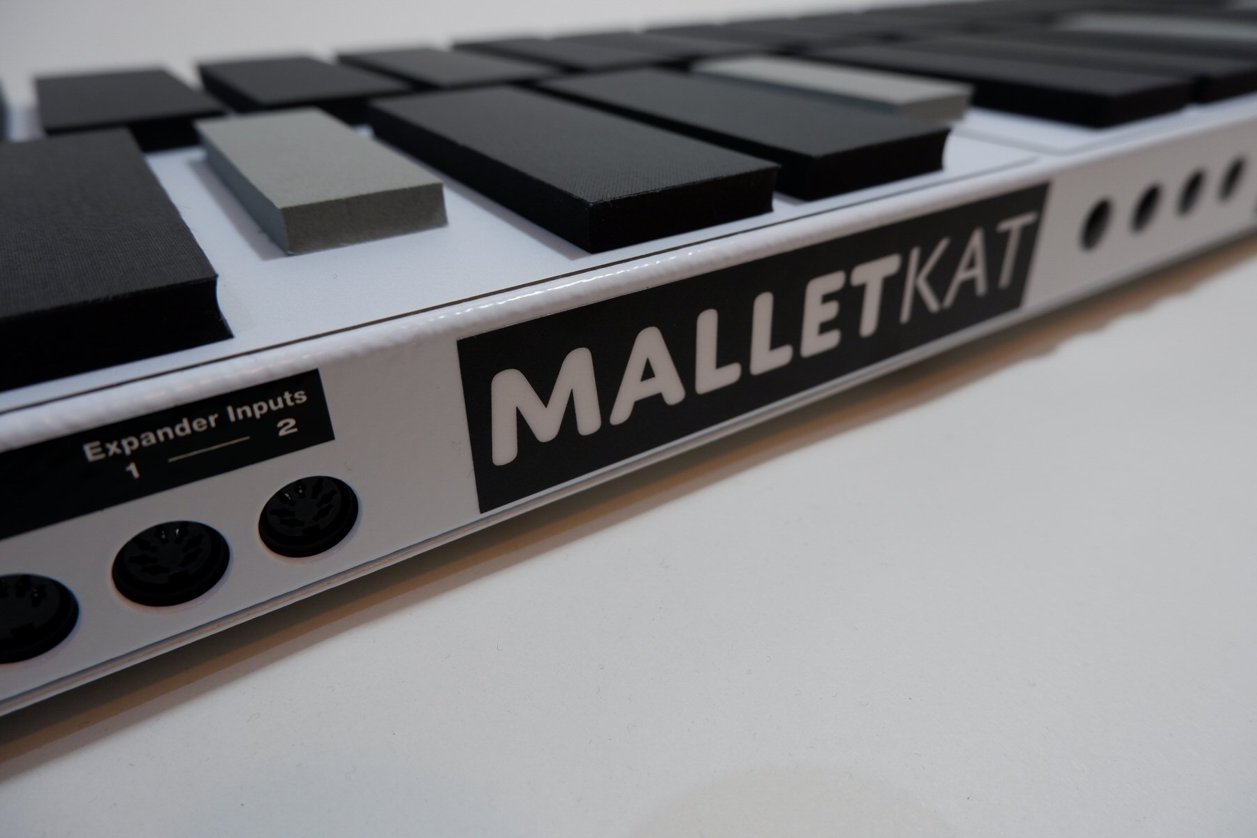 30年の歴史を持つ電子マリンバ、malletKAT。MIDI接続でNI KONTAKTなどとも有機的に連携可能