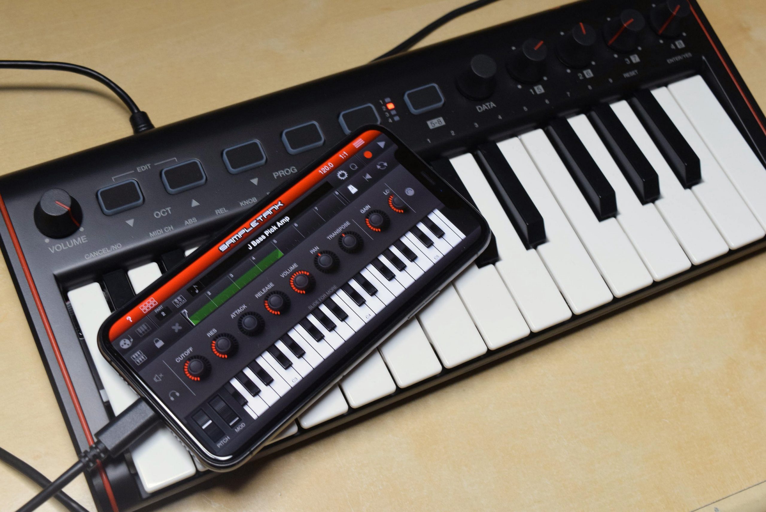 とっても小さなMiniも誕生。モニター出力機能も備えた多機能キーボード、iRig Keys 2シリーズが超便利