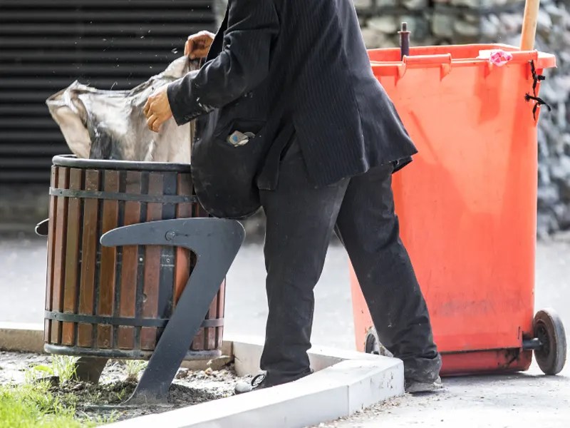 How To Clean Garbage Can With Bleach? DumpDisposal