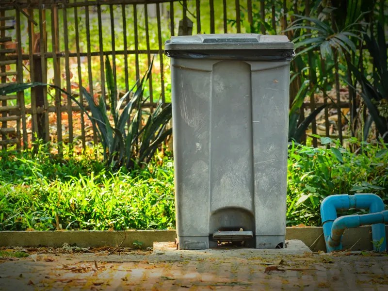 How To Keep Outdoor Garbage Cans From Smelling? DumpDisposal