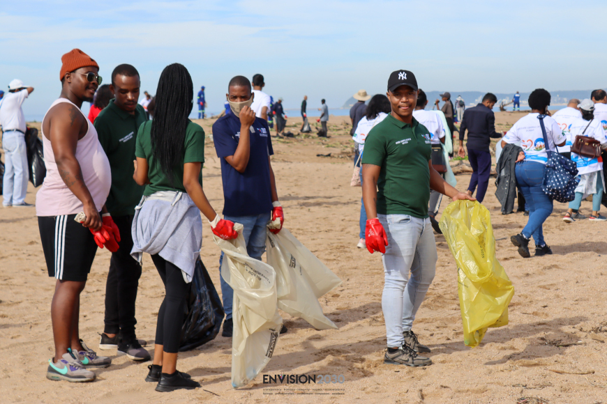 DUT STUDENTS AND STAFF PARTICIPATES IN G20 BEACH CLEANUP DRIVE