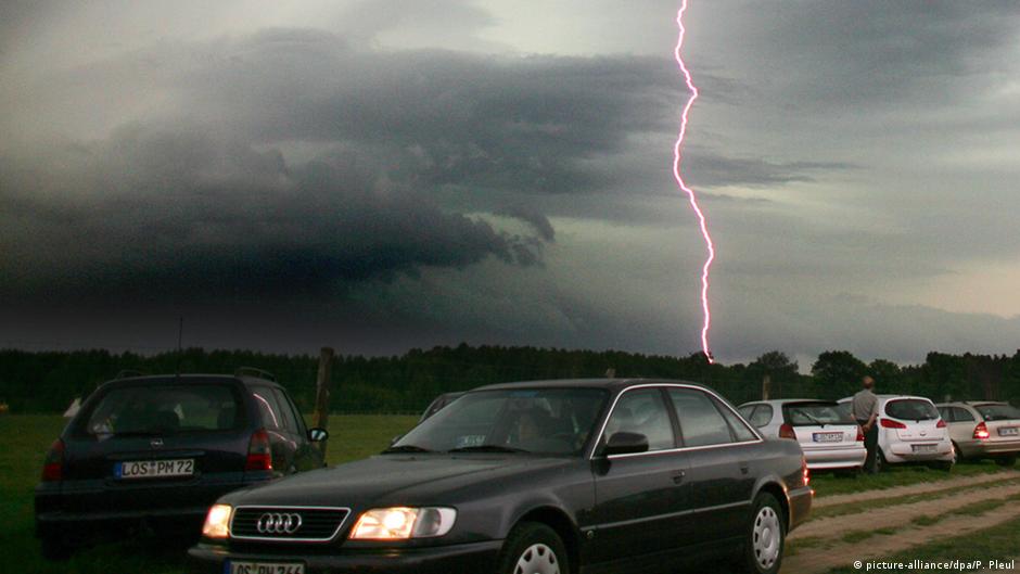 What happens to cars when lightning strikes? | All media content | DW