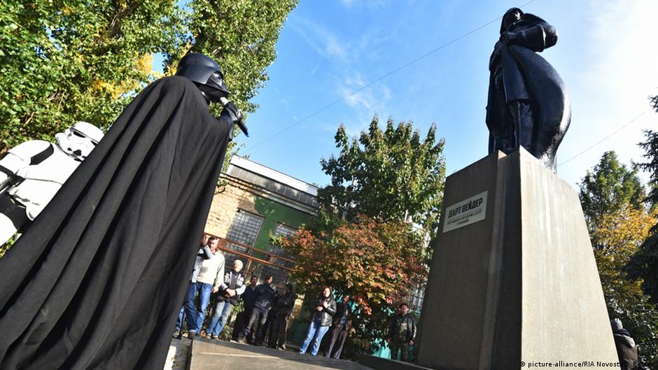 Darth Vader replaces Lenin statue in Odessa, Ukraine News DW 23.