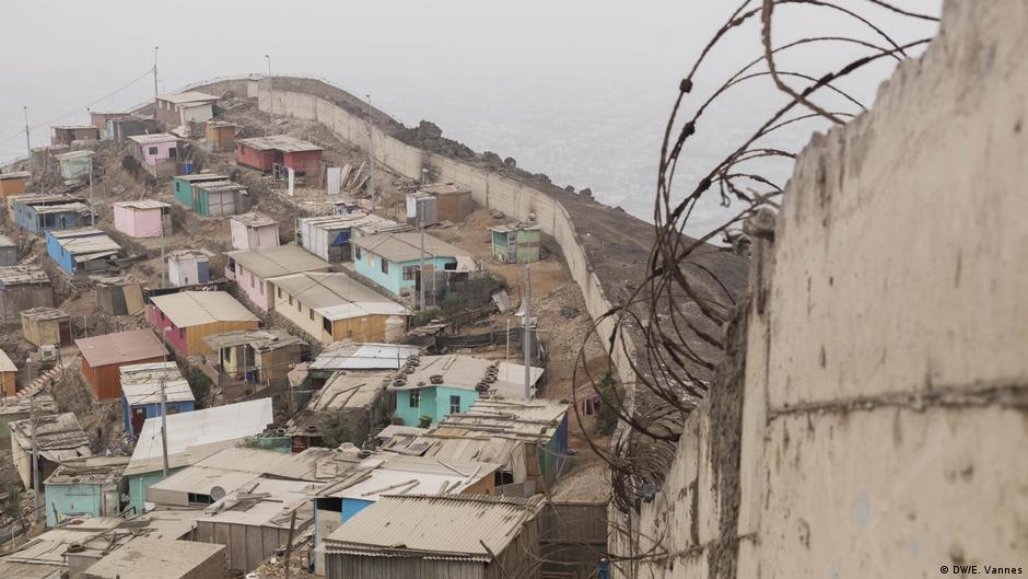 Peru Rich and poor in Lima divided by ′wall of shame′ Americas