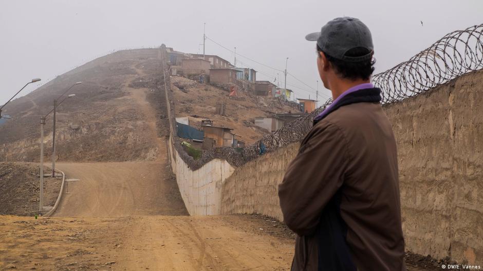 Peru Rich and poor in Lima divided by ′wall of shame′ Americas