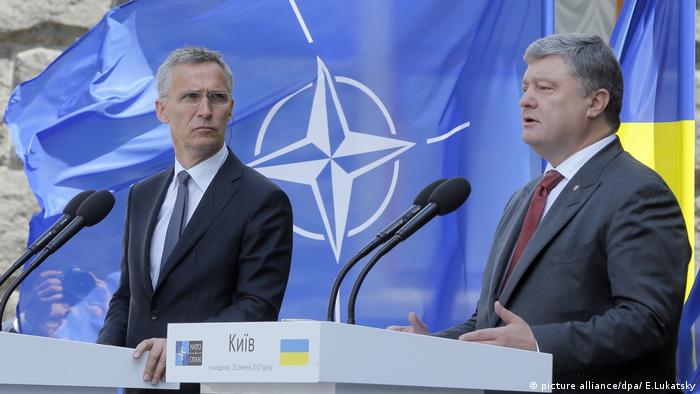 Єнс Столтенберг та Петро Порошенко під час візиту генсека НАТО до Києва (фото з архіву)
