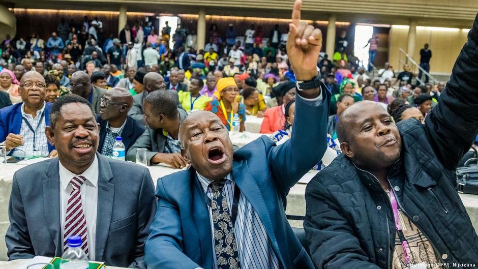 Zimbabwe war veterans demand Mugabe′s resignation News and current