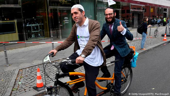 Protes AntiSemitisme dan Islamofobia, Imam dan Rabi Boncengan Naik