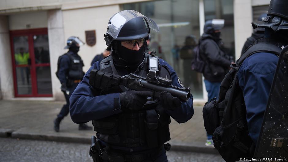 French police can use rubber bullets against protesters, court rules News DW 01.02.2019