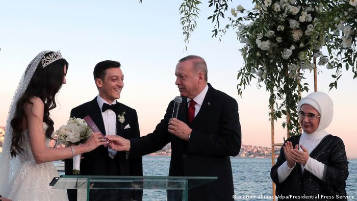 Erdogan officiates at footballer Mesut Özil′s wedding