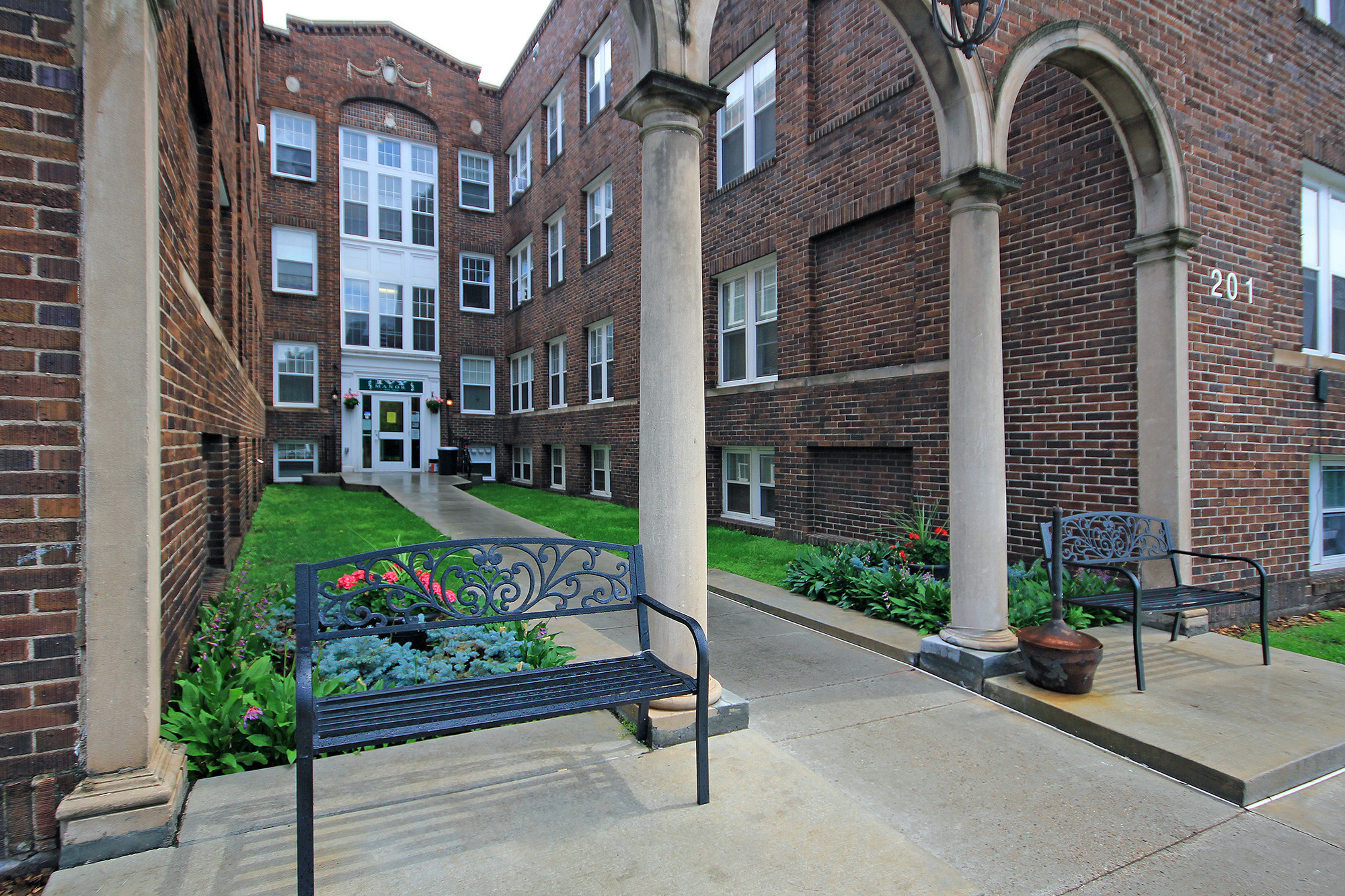 Ivy Manor DW Jones Management, Inc.