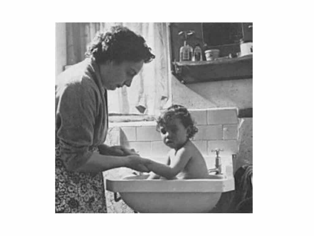 Challenging Behaviour in Elderly Dementia Care Bathing without the